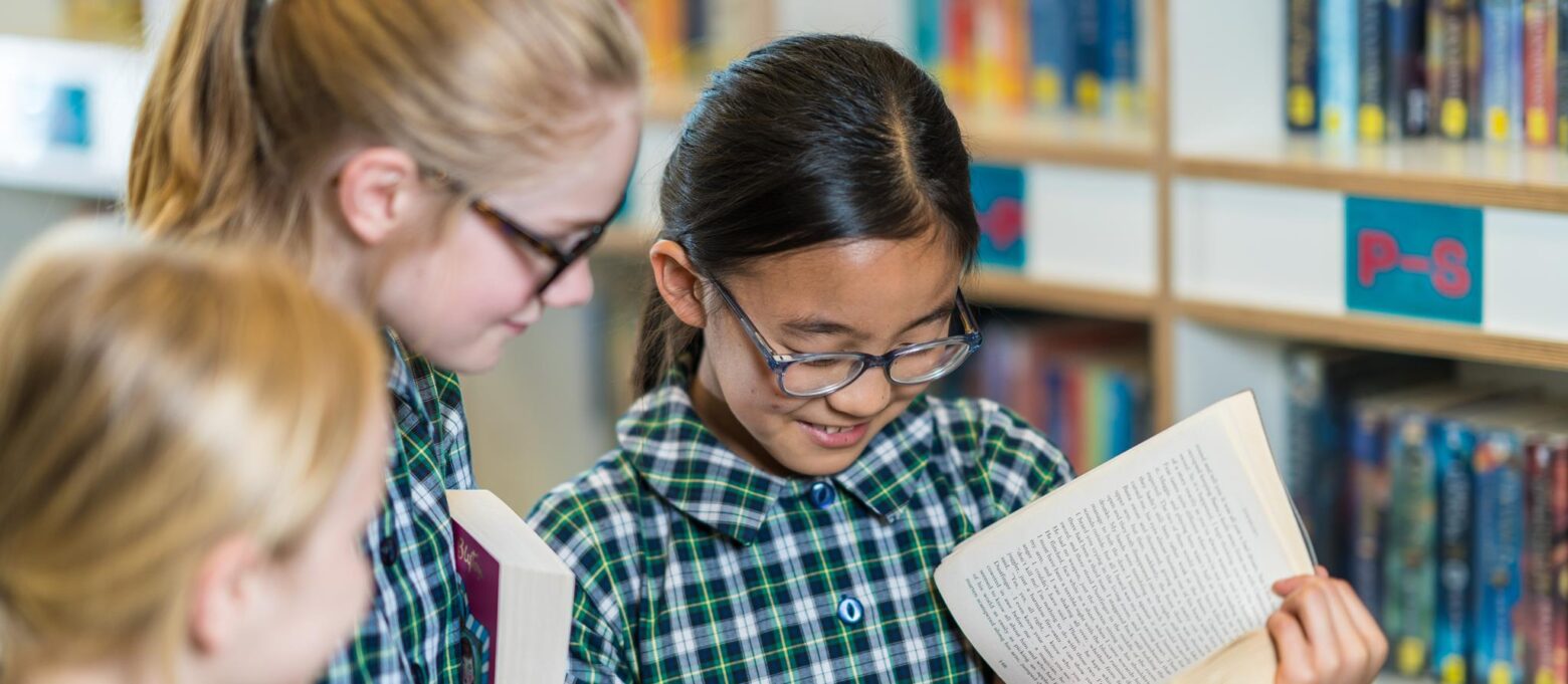 girls reading